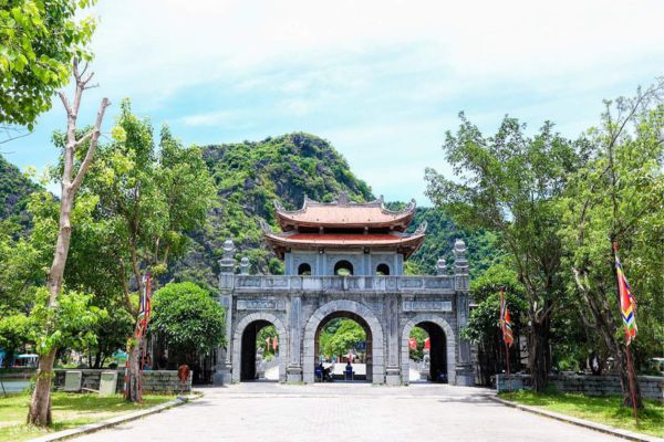 1 day countryside escape Ancient capital, river caves & peaceful biking routes